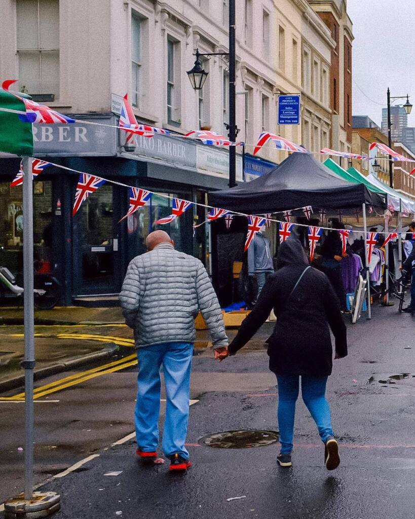 Ducking Out, Coronation Day / Hoxton Street / 6 May 2023 / Fujifilm X100F
.
.
.

#streetphotography #xseries #madewithfuji #fujifilmx100f #fujix100f #nightmoves #london #londongram #citylife #parklife #streetleaks #fromstreetswithlove #streetclassics #su… instagr.am/p/CsIkX-Bo1ez/