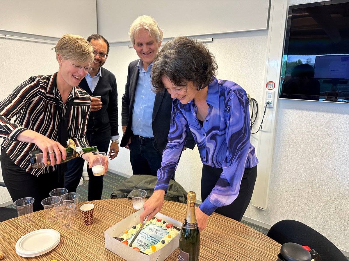 GillesvanWezel's tweet photo. het #Sectorplan Biologie is goedgekeurd door @RHDijkgraaf , wat natuurlijk even gevierd moet worden. Dank iedereen in de #RaadvoorBiologie ism @NWONieuws voor het realiseren van deze prachtige mijlpaal! https://t.co/vA8IYYN68F