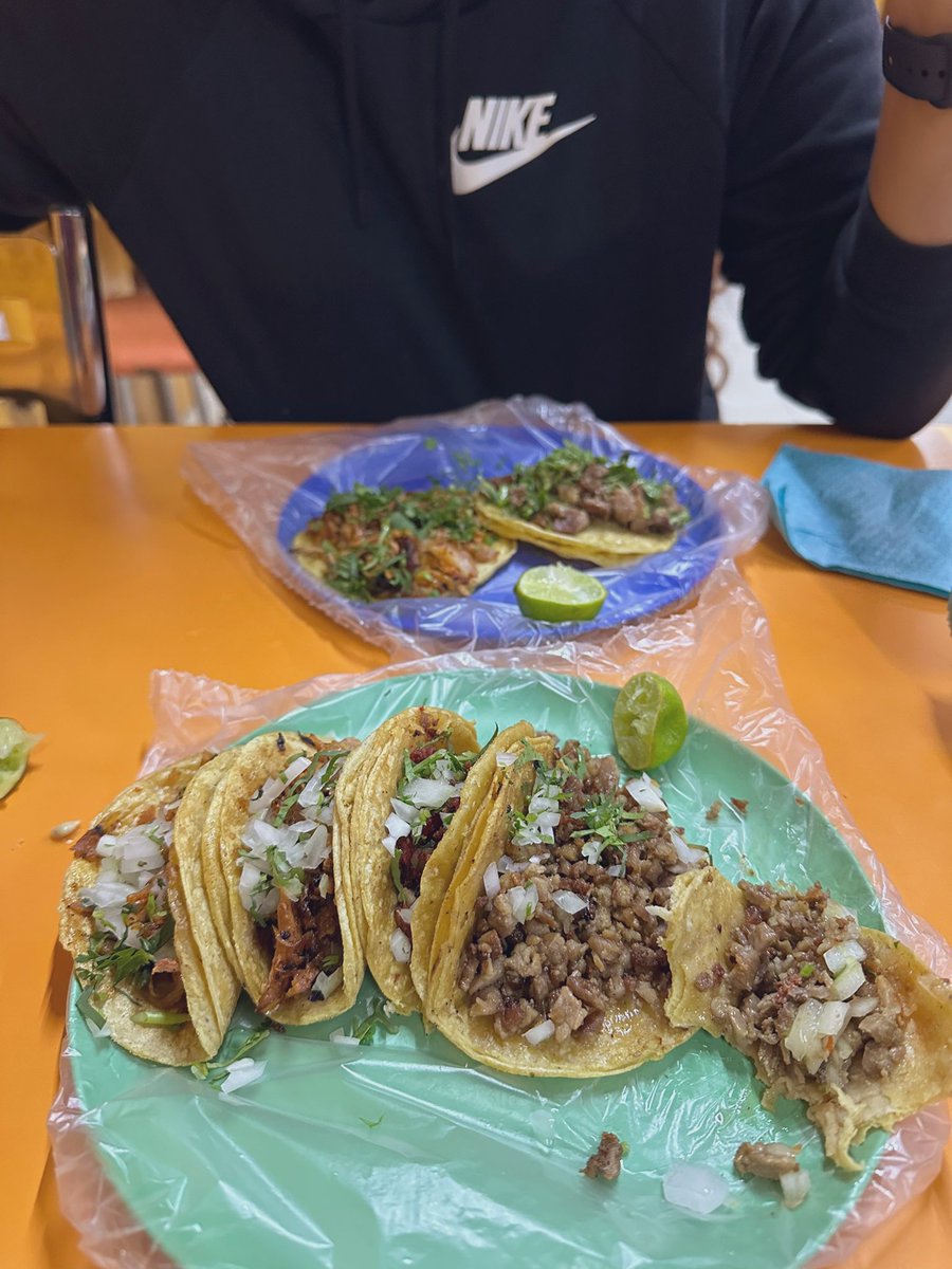 _iLandavert's tweet photo. Me dejó pedir primero los tacos: Me pedí 5, se pidió 2. 
Quedé 🤡🐷 
2 cita no habrá. 😝☹️ https://t.co/Q3WCj7Z6ec