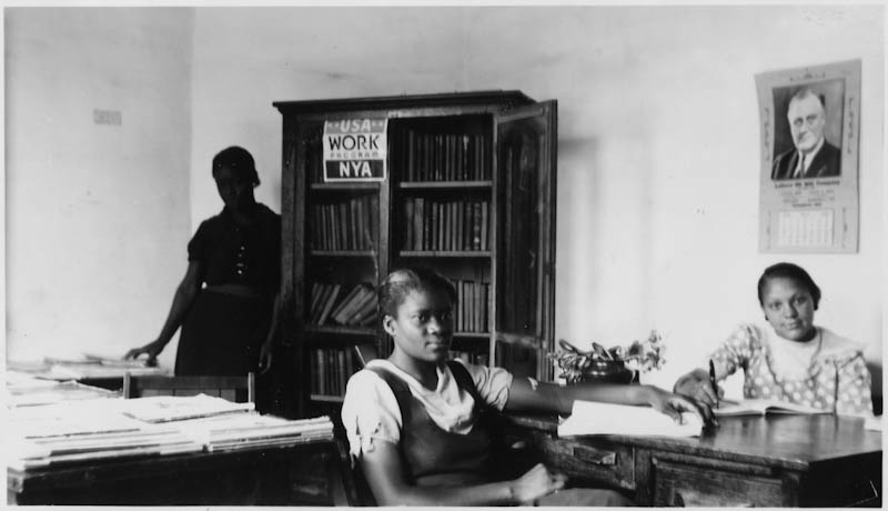 LRonLacy's tweet photo. #OTD in 1936
โLeflore County #Mississippi library project. Assistants in Greenwood Negro Libraryโ
#NationalYouthAdministration. May 12, 1936.
Franklin D. Roosevelt Presidential Library & Museum
#GreatDepression #NYA #TheNewDeal #segregation #libraries #FDR #LefloreCounty https://t.co/9IvPW2TUbd