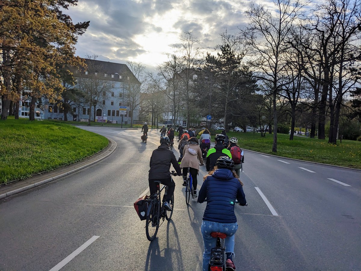 HEUTE #CriticalMass, 
am Freitag, 12.5. um
18.00Uhr an der Residenz! 🎉🤩

Kommt zahlreich! Wetter soll trocken sein 👍

JEDEN ZWEITEN FREITAG DES MONATS

🚲✊

#cmwue #vkwue
#radfahren #criticalmass #MehrPlatzFürsRad