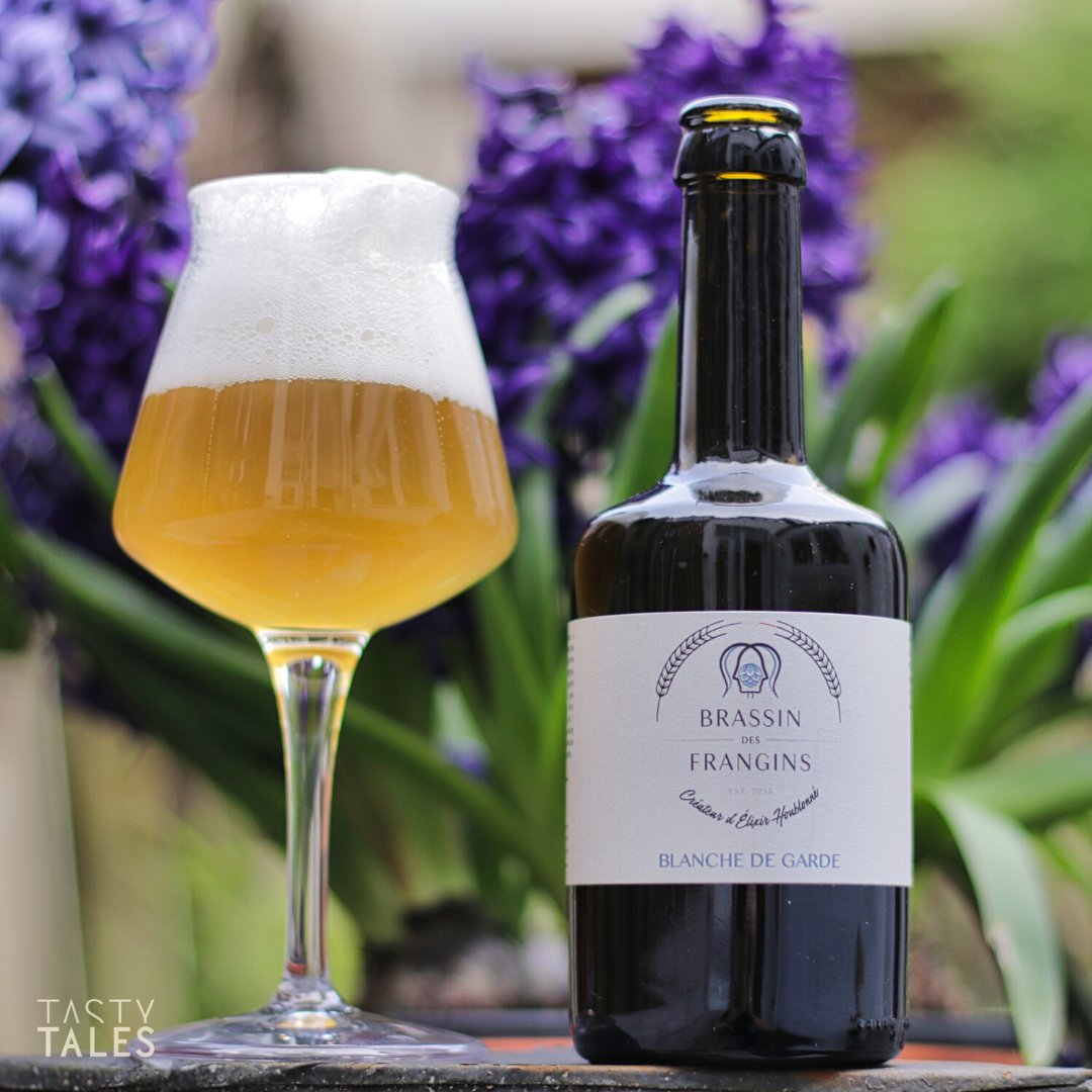 TastyTalesTV's tweet image. A dear friend brought us this cute bottle from French brewery Brassin des Frangins. Love the shape of the bottle and the elegant labeldesign. The beer is a Blanche de Garde, and is essentially a slightly hazy wheat beer that has a lovely scent of coriander and citrus fruits. 👏🇫🇷