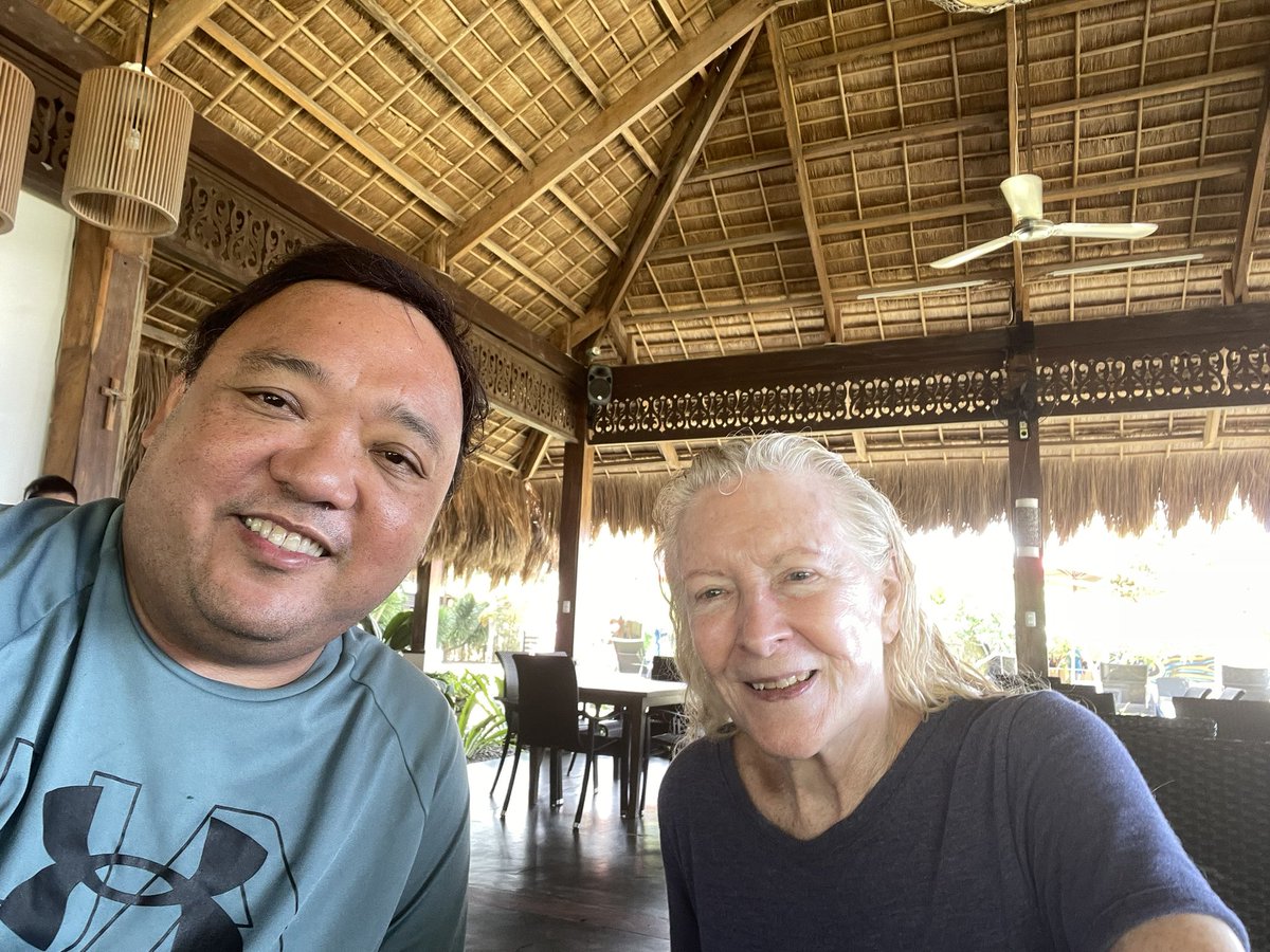 With the legend Lynn Funkhouser, the lady who led the team behind the Apo island “wild reef” exhibit at Shedd museum in Chicago. She’s been diving every year in the Philippines since 1975 and still diving at 81. she dove in 264 of our 7000 islands. Pleaure to meet aliving legend!