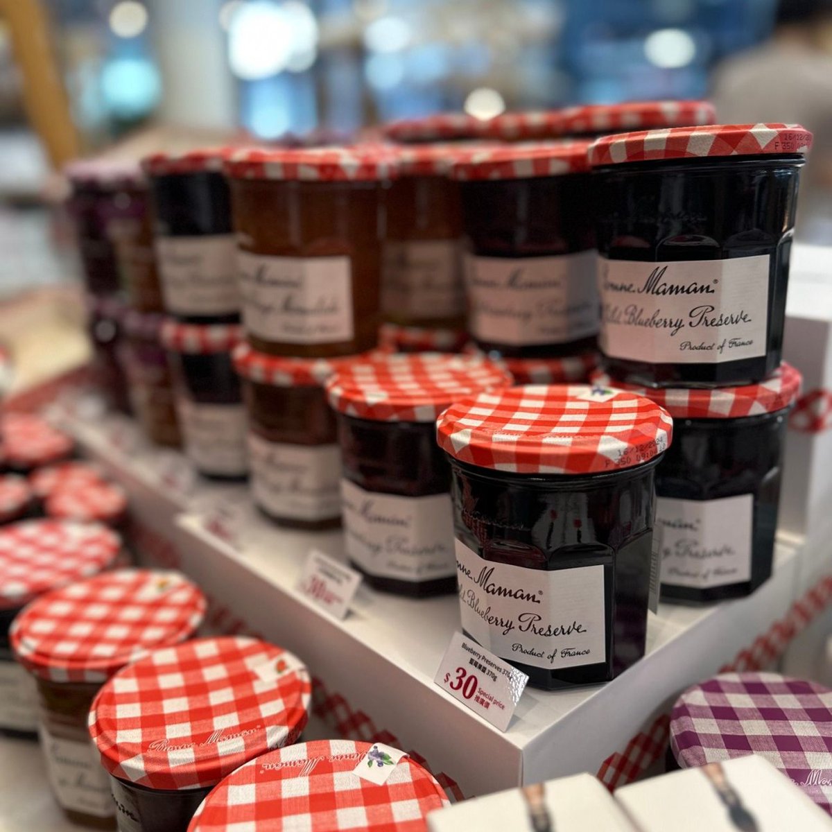 ChristileDrulhe's tweet photo. ๐ซ๐ท๐ง๐ท Very happy to inaugurate the "French Traditional Gourmet Market"!All kinds of cheese, wine, pรขtรฉ, juice, and pastries are waiting for you here at @centralmarkethk until Sunday 14 May! @businessfrance @tastefrance_en
#frenchhourmay #frenchtraditionalmarket #weekendhk https://t.co/Bt9884LdZ2