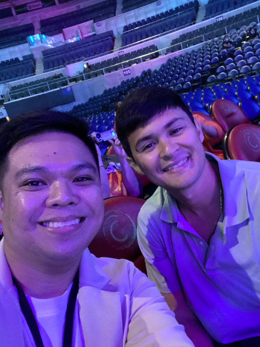 von_belinario's tweet photo. Matteo Guidicelli shows all-out support before Sarah Geronimo’s 25th anniversary concert. #SG20 #SarahGeronimo #Popster https://t.co/u7921nIBmK