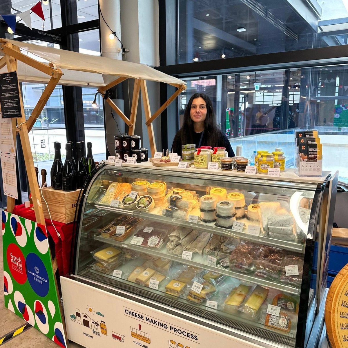 ChristileDrulhe's tweet photo. ๐ซ๐ท๐ง๐ท Very happy to inaugurate the "French Traditional Gourmet Market"!All kinds of cheese, wine, pรขtรฉ, juice, and pastries are waiting for you here at @centralmarkethk until Sunday 14 May! @businessfrance @tastefrance_en
#frenchhourmay #frenchtraditionalmarket #weekendhk https://t.co/Bt9884LdZ2