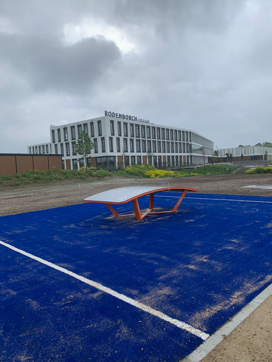 𝗞𝗼𝗺 𝗷𝗲 𝗻𝗮𝗮𝗿 𝗱𝗲 𝗼𝗽𝗲𝗻𝗶𝗻𝗴 𝘃𝗮𝗻 𝗱𝗲 𝗦𝗽𝗼𝗿𝘁𝘇𝗼𝗻𝗲? 🤸
Op vr 26 mei 13.30 uur openen we de nieuwe sportvoorzieningen bij het <a href="/rodenborch/">Rodenborch-College</a> in Rosmalen. Met Calisthenics rek, een urban dance floor, een klauterpad en een teqbaltafel. 🤩 Doe je mee?