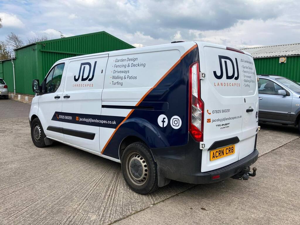 A splash of colour across a van can make all the difference in the impact like on this one for @jdj_landscapes_ltd 

#vehiclegraphics #vehiclebranding #vehiclewrap instagr.am/p/CsIn8JAOXD_/