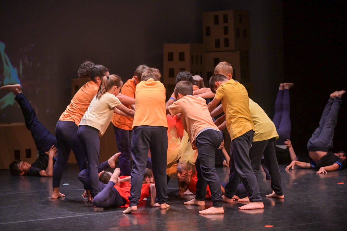 BCN_esports's tweet photo. 🎪Una aventura circense per als escolars de #Barcelona al #FlicFlac 2023!

El Sant Andreu Teatre (@sat_teatre) s'omple d'emoció amb aquest projecte pedagògic que celebra el seu 25è aniversari.

#FlicFlac2023 https://t.co/GeUUTpAg82