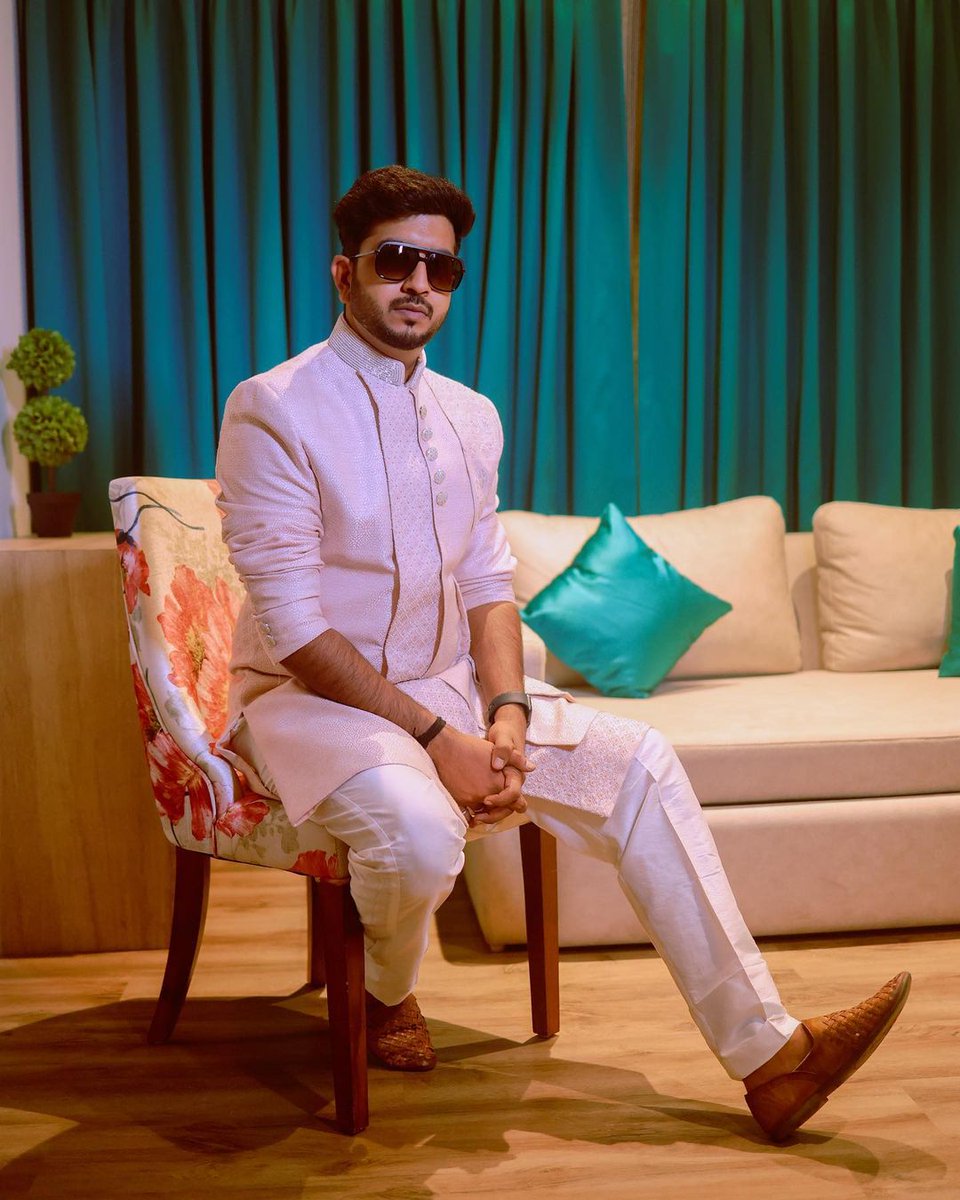 AsoPalavTweets's tweet photo. Celebrity singer @JigardanGadhavi makes a powerful statement in pastel pink jacket kurta set from Asopalav.
Visit https://t.co/IEy9Ll9ZBy for a distinguished sartorial treat today!
#jigrra #Mensfashion #menswear #ethnic #weddingseason #asopalavcollection #Asopalav https://t.co/v0iAP3Pm0r