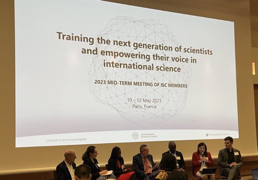 e_teran_ec's tweet photo. @ISC stressed the importance of empower “young” scientists and it raise the question: does age define it? Most of Latin American researchers still have barriers to get a PhD early, then, it should be “re think” in based on the start-up? @TWASnews @IanaSonline #SynergiesInScience https://t.co/13okmZzwb2
