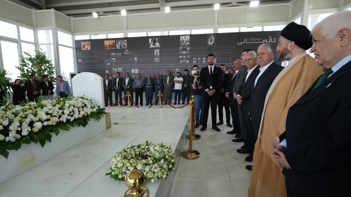 Ammar_Alhakeem's tweet photo. في إطار زيارتنا إلى إقليم كردستان، ومن السليمانية ترحمنا على روح الراحل رئيس الجمهورية الأسبق مام جلال طالباني، لدى زيارتنا لمرقده  (رحمه الله) واستذكرنا دوره الوطني الكبير في محاربة الديكتاتورية وبناء العراق الجديد. https://t.co/qOdp48lqOj
