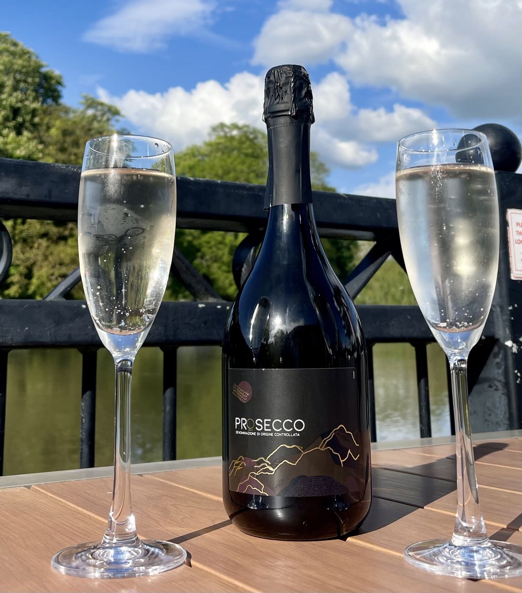 Swanpangbourne's tweet image. Fizz Friday is the way to start the weekend! 💃🏻🕺Bottle of Prosecco only £20! Perfect way to catch up with friends 😉 #friday #prosecco #friendstime #lovely #fridayvibes #fridaymood #welovefridays #pangbourne #thamespath #thamesriver #berkshire #gastropub #drink #bubbles