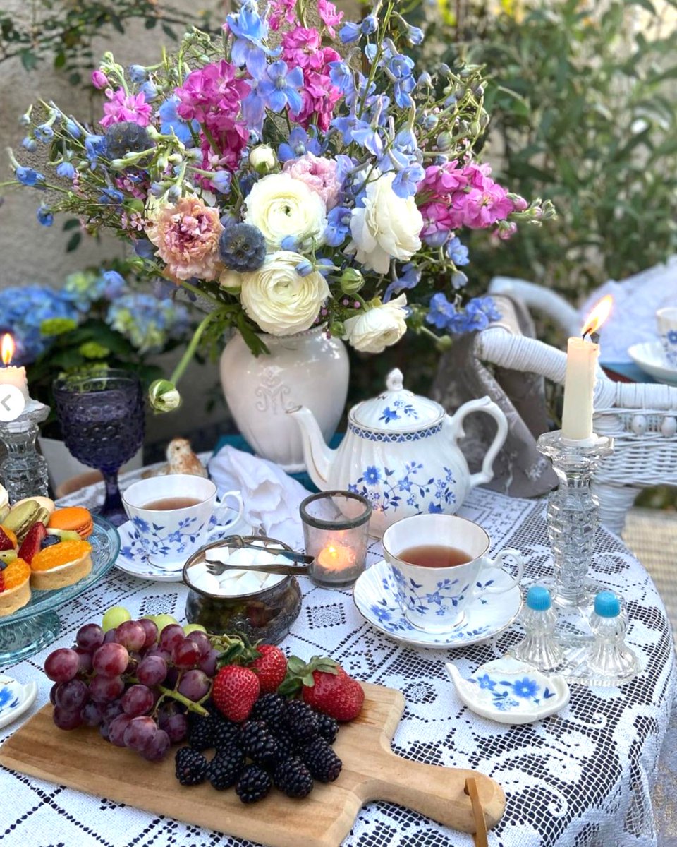 #fridaybreakfast #fridayfood #coffeecups #cups #flowers #finde #gardenparty #coffeetime #bouquet #daybyday #creative
