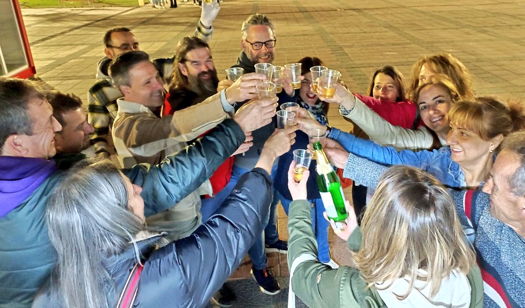 VecinosArroyo's tweet photo. 💛 ILUSIÓN. Es el sentimiento que nos ha envuelto en la noche de hoy, una larga noche de inicio de campaña. 

Ayúdanos a conseguir un Arroyo diferente, un Arroyo responsable, transparente, participativo, comprometido, sostenible y eficiente.

¡Permítete el cambio! 💪 https://t.co/Ff4NDP3GUx