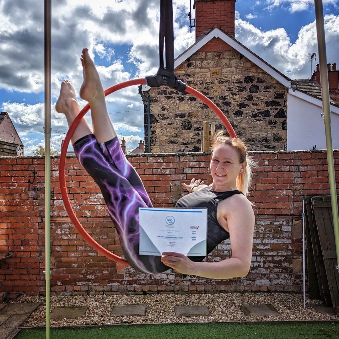 Congratulations to @sparleymo who passed her beginners Aerial hoop Instructor course!!

#repost #ig @swiftaerialuk

#leggings #activewear #gymwear