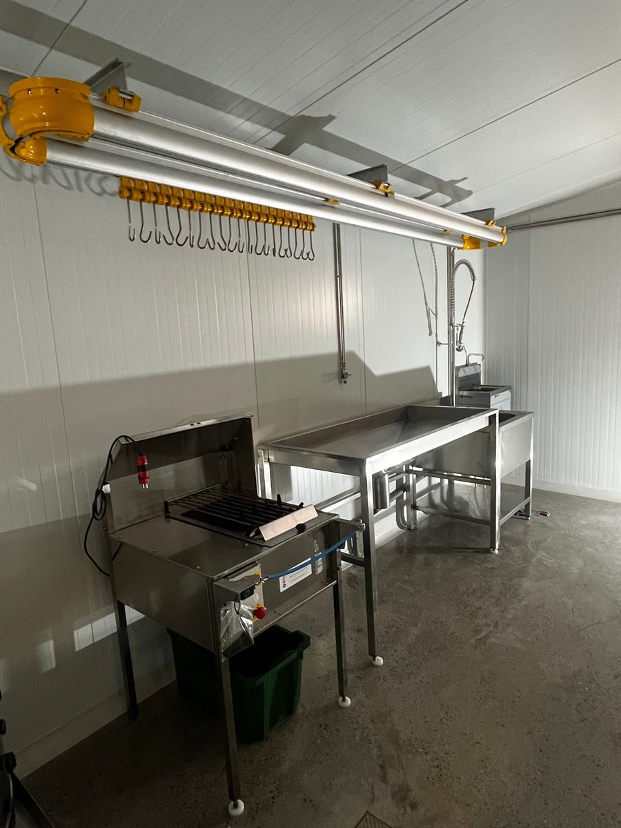 MataderosMovile's tweet image. Finales de semana, final de instalación “mecanica” en el #matadero, máquinas, aguas y aire, ya está finalizado… la semana que viene toca instalación eléctrica  🐓🐓😉😉👨🏻‍🌾👩🏼‍🌾 #somosrurales #rural #fabretall #fabretallgroup #avicola #pollo #proximidad #ganadero #sectorprimario