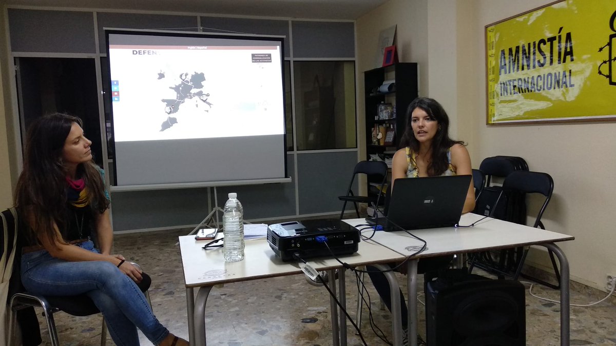 aialmeria's tweet photo. Ayer las periodistas @ruthdefrutos y @luciamunozluc presentaron en nuestra sede el docuweb #DefensorasEnElLaberinto, q denuncia el impacto q tiene para las defensoras la criminalización d la solidaridad. #Almería #DDHH https://t.co/twtWwKspso