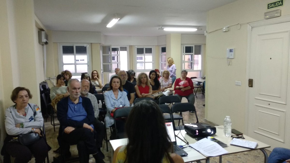 aialmeria's tweet photo. Ayer las periodistas @ruthdefrutos y @luciamunozluc presentaron en nuestra sede el docuweb #DefensorasEnElLaberinto, q denuncia el impacto q tiene para las defensoras la criminalización d la solidaridad. #Almería #DDHH https://t.co/twtWwKspso