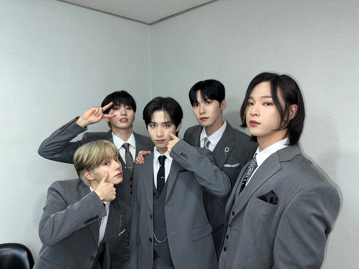 official_ONEUS's tweet photo. [#원어스]

잠시 후 5시 5분 KBS ‘뮤직뱅크’
조각 미남 그 자체✨인 원어스의
‘ERASE ME' 감상할 준비되셨나요?

#ONEUS #PYGMALION #ERASE_ME https://t.co/HA3WfCYYgp