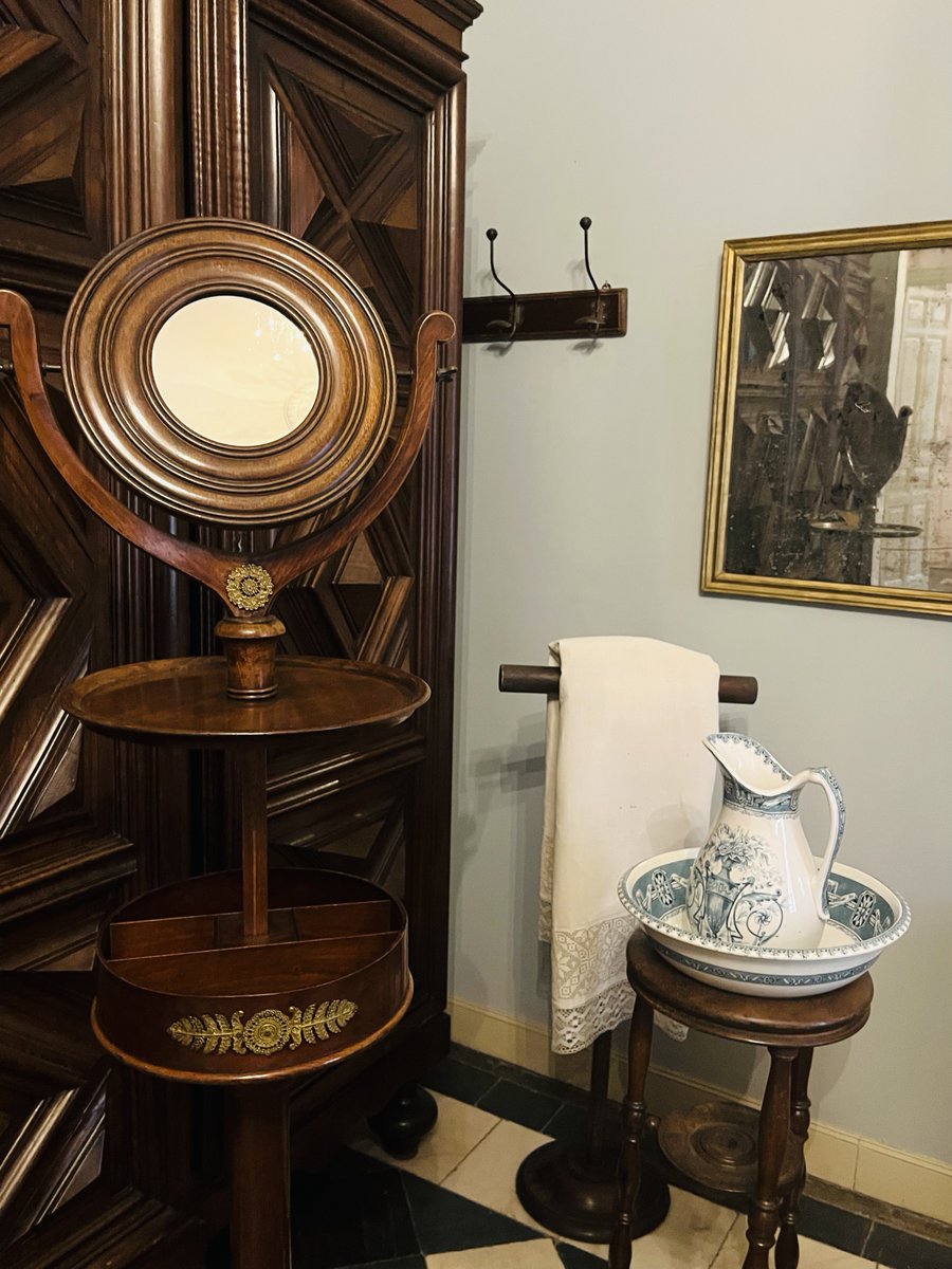 MuseoCerralbo's tweet image. Los hombres debían tener un aspecto austero y pulcro, con #bigotes amplios y #barba 🧔‍♂️. 
Se utilizaban navajas, paños para limpiarla y platillos para emulsionar el jabón🧼 para afeitarse con la #brocha. 
Sin embargo, a finales de siglo se impuso el pelo corto sin vello facial.