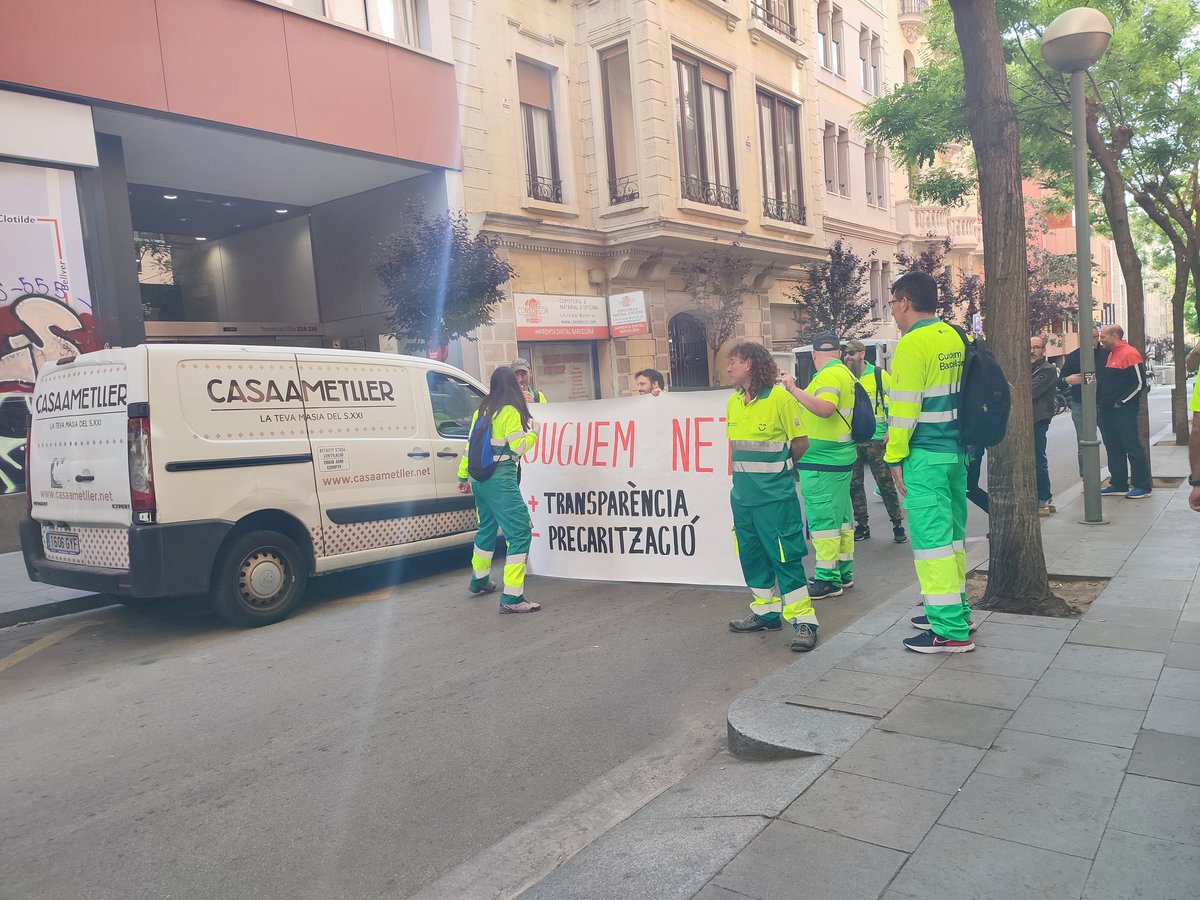 Comite_BCASA's tweet photo. Som amb els companys i companyes de @CTTR_Siresa  en vaga davant la seu de @BCN_Ecologia https://t.co/0Ix2ysprYW