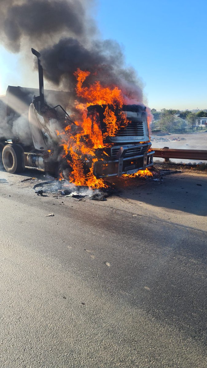 Share_It_Live's tweet photo. ⚠️ *Alert*⚠️
*Update*
R21 Atlas off ramp

Services are on scene

*Oil Contamination on roadway*

Multiple services on scene

Recovery yet to be done 

📌 *Divert with alternative routes if possible*

📍📍 *Approach with Caution* https://t.co/28e1mH6Acy