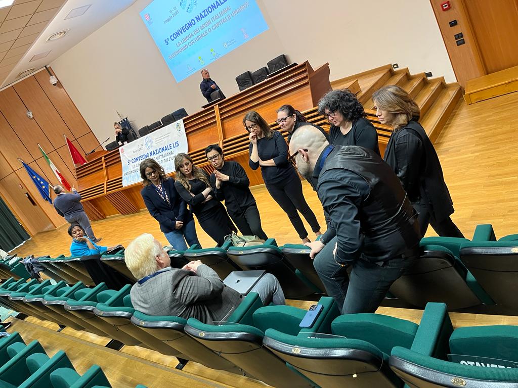 ENS_Italia's tweet image. 💥BUON COMPLEANNO #ENS e 5° CONVEGNO NAZIONALE SULLA LINGUA DEI SEGNI ITALIANA‼️ 

Oggi festeggiamo gli 81 anni della nostra casa comune con la 2ª giornata di lavori del #5ConvegnoLIS. L'Aula Magna dell'@UniCalPortale è piena. Si comincia.

📄Il programma: ens.it/wp-content/upl…