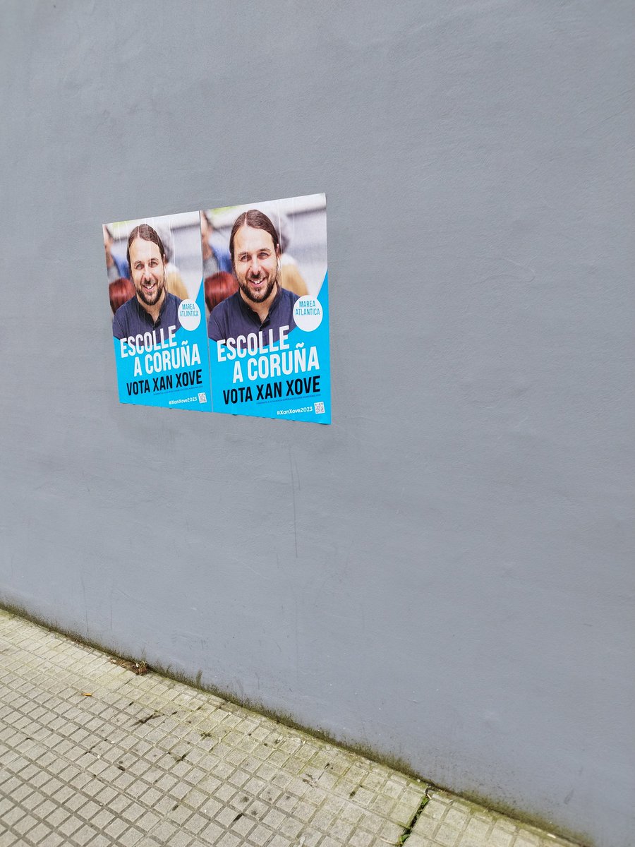 Jeruso1's tweet photo. É preciso poñer os carteis na parede da fachada dun edificio?@mareatlantica @xan_xove https://t.co/vTwJrEOvy8