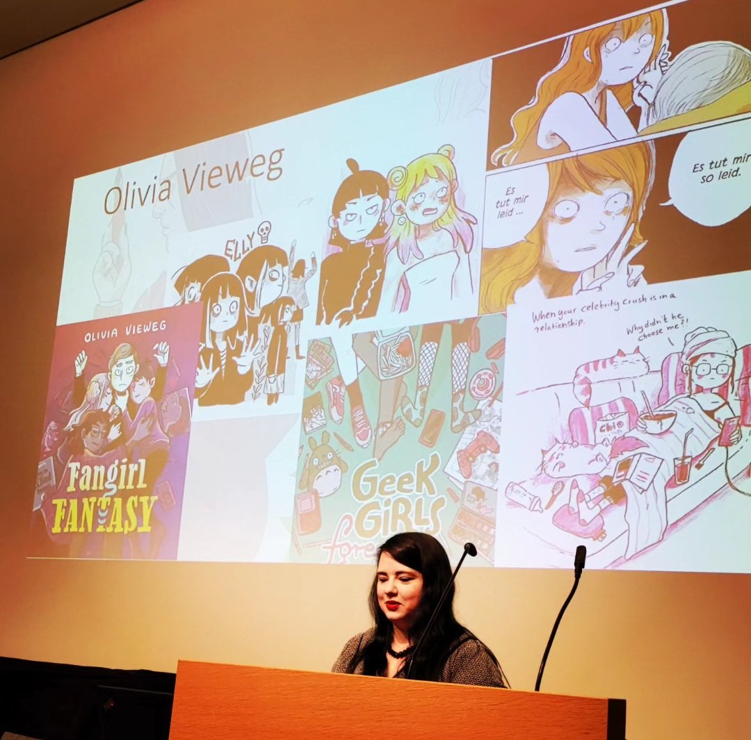 Heute ab 11 Uhr im Haus der Universität in Düsseldorf: "In Defense of Glitter"! 
Wir reden über Manga-Einflüsse bei europäischen Zeichnerinnen. Kommt vorbei!!!
Ich freu mich!!! 🤩