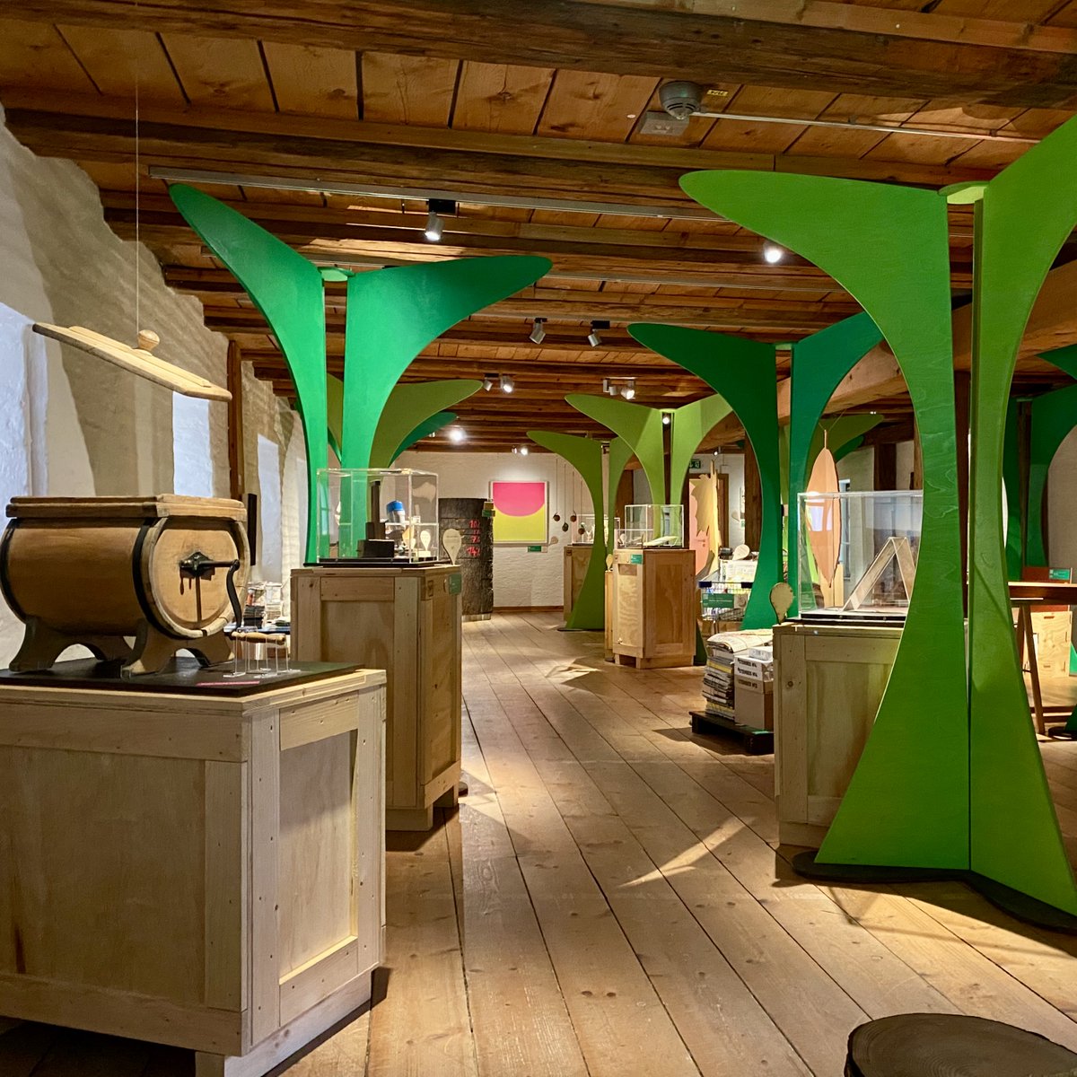 HolzmachtSachen's tweet photo. Hurra! 😀 Ab heute kann die Ausstellung "Holz macht Sachen!" auf der Burg Grünwald besucht werden. 🥰 Komm in die Burg und lass die alten Holzdielen knarren! 😎🌲🌳
Burg Grünwald, Zeillerstraße 3, 82031 Grünwald 
Mittwoch – Sonntag, 10.00 – 17.00 Uhr
https://t.co/hq0FnGgKva https://t.co/k2UUQr7PkE
