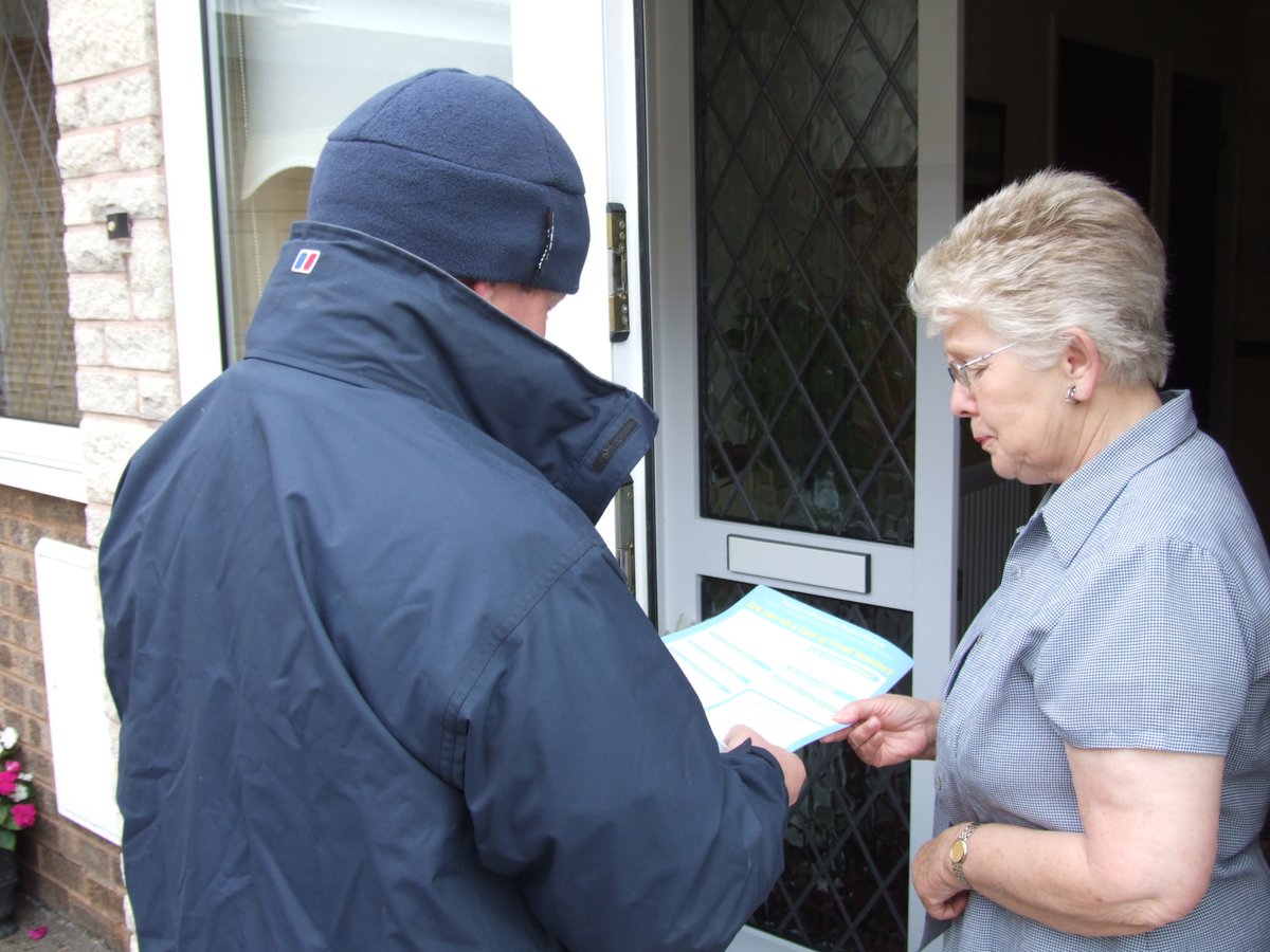NottmCityTS's tweet photo. Cold called by a company claiming to be local? Do plenty of research - look them up on 3 different review sites and if something doesn’t seem right, check the address with Citizens Advice consumer helpline on 0808 223 1133 or through Companies House. #StopRogueTraders https://t.co/sDDuT30wA3