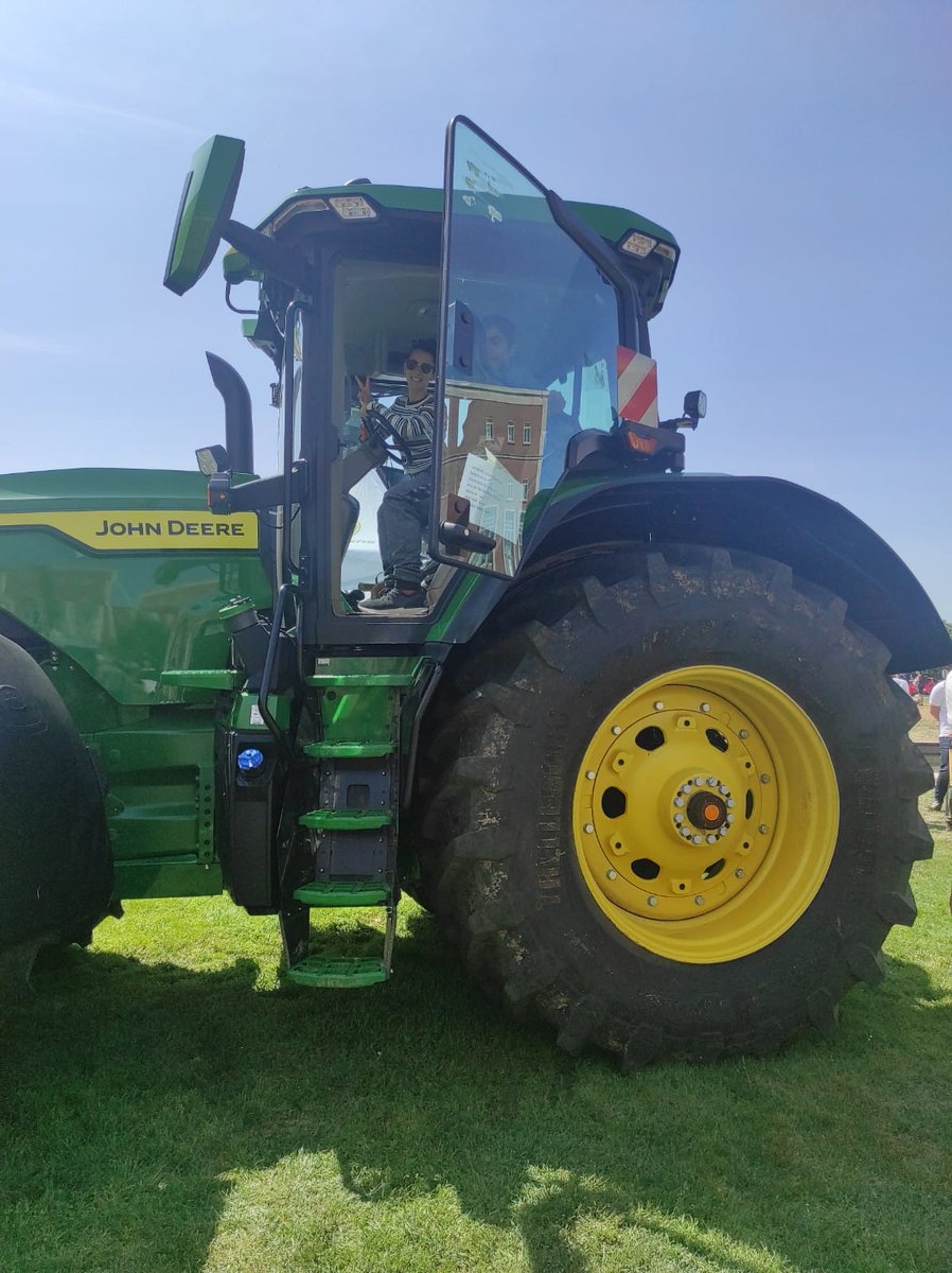 Ayer las clases el departamento de agraria estuvimos visitando la Feria de Maquinaria Agrícola de la Escuela Técnica Superior de Ingenieros Agrónomos de Madrid.
¡Muchas gracias por invitarnos!
