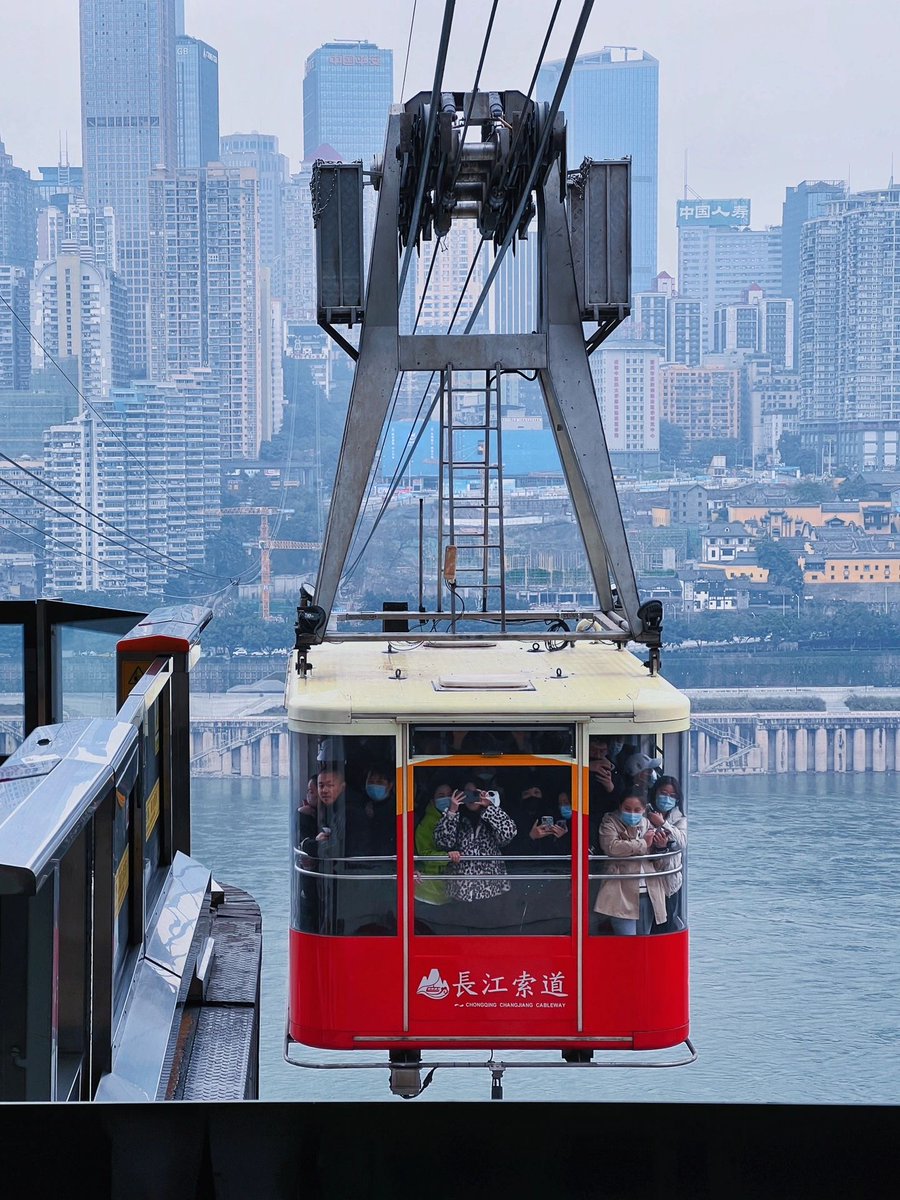 China’s #Chongqing covers a large area crisscrossed by rivers & mountains. #DidYouKnow many people commute every day flying between river banks by #cableway?

The cableway links both sides of the #YangtzeRiver and is enjoyed by residents and tourists.