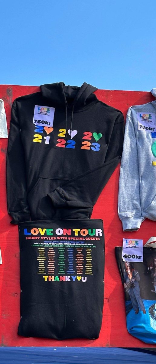 satelliterrie's tweet photo. i can’t believe i went to shows for all three years this is crazy i’m so grateful https://t.co/DOUCxnAPWV