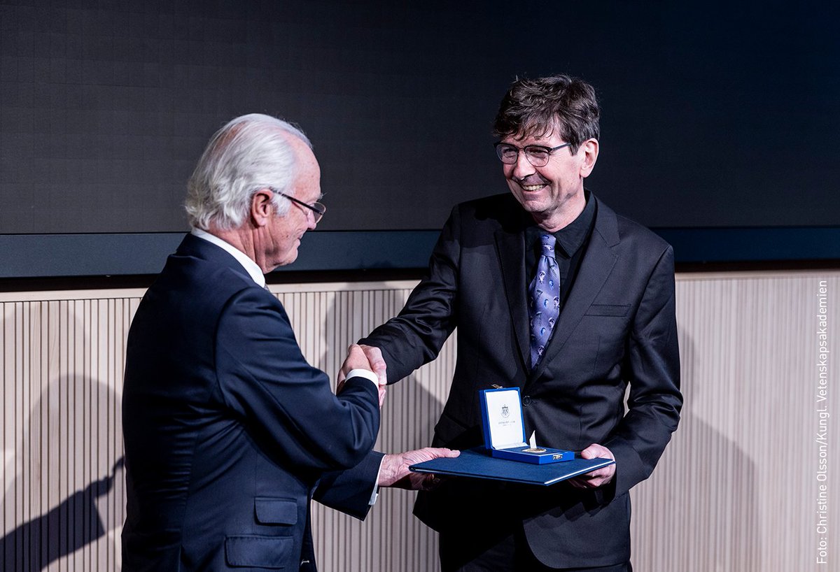After a week of lectures and symposiums, this year's Crafoord Days ended with an award ceremony at Kungl. The Academy of Sciences where the Crafoord Prize laureate Dolph Schluter received his award from the king of Sweden.🌟
#CrafoordPrize #DolphSchluter #Biosciences #research