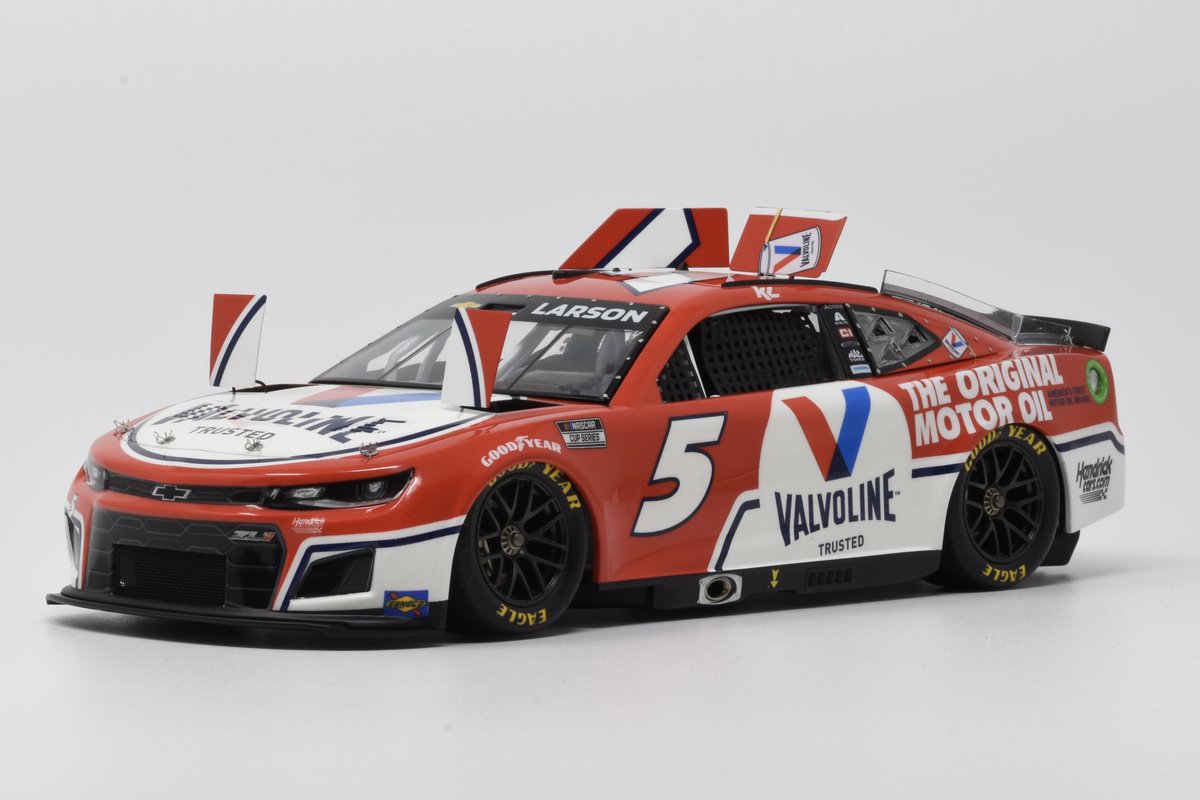 いきなり解禁！
モデルグラフィックス 今月25日発売号に後編が掲載されるサルビノスJRカマロNASCAR
静岡ホビーショー合同展示展 西館-248 SEM湘南モデルカー愛好会にて展示します♪
頑張って頑張ってパカパ化仕様になってます。
箱絵からは想像できないくらいカッコイイので是非見にきてくださいね♪