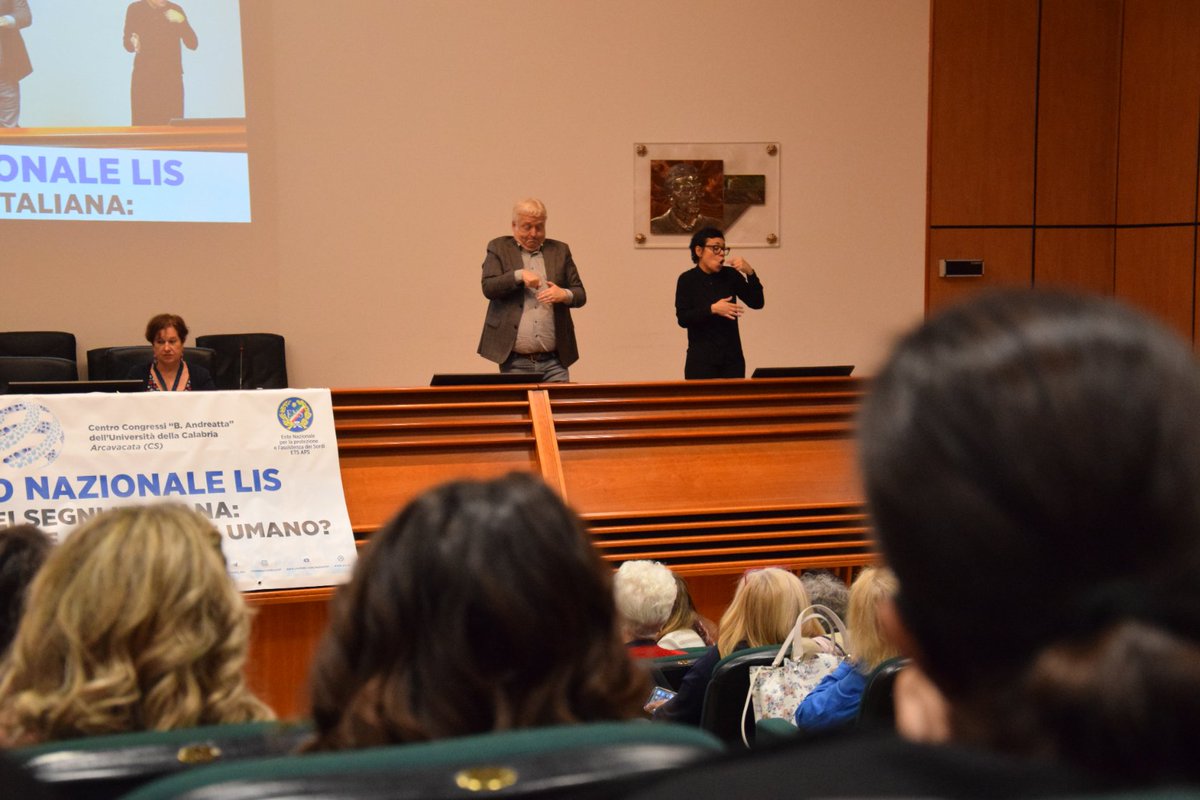ENS_Italia's tweet image. 🤟#5ConvegnoLIS L'Aula Magna dell'@UniCalPortale è gremita. Sale sul palco l'INVITED SPEAKER Christian Rathmann, Professor dell'@HumboldtUni. Squadra #interpreti pronta, comincia la giornata conclusiva del 5° Convegno Nazionale sulla #Lingua dei Segni Italiana‼️
