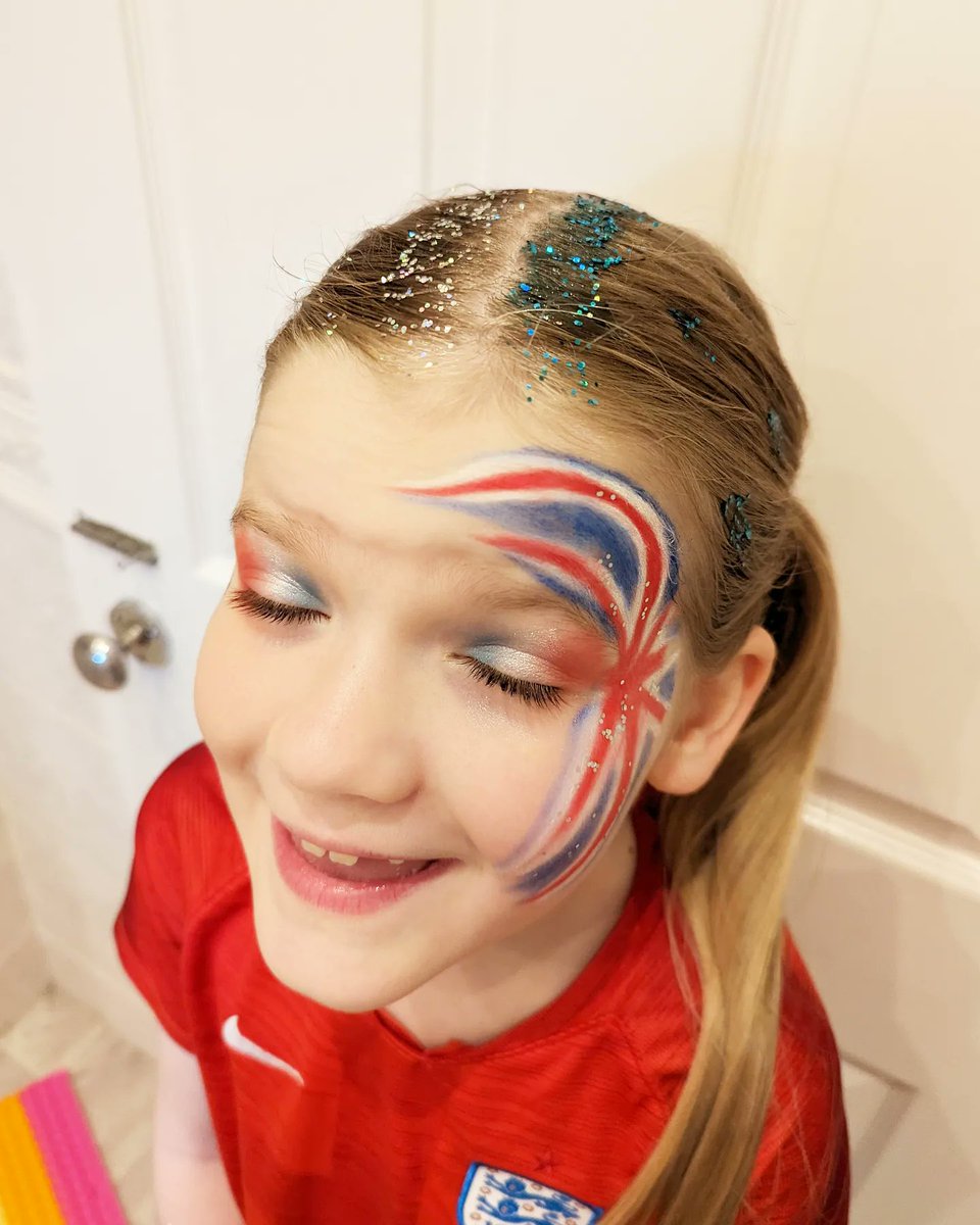 Wonder if Buckingham Palace is looking for a new super hero ? Red, White &amp; Blue day <a href="/EPSElton/">Elton Primary School</a> 😁👌👑♥️🇬🇧💙