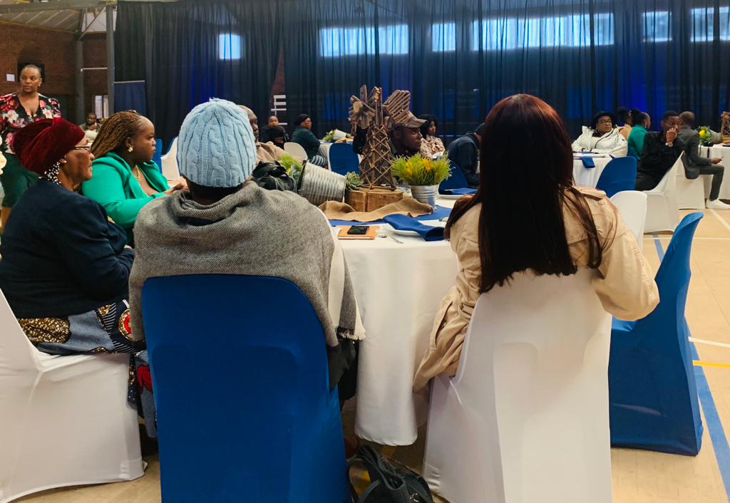 BuhlefarmersA's tweet photo. @BuhleCEO Nyiko Maluleke reminds the crowd at graduation today that @SasolSA is providing capital for our farmers to kickstart their farming enterprises.
Together, we are providing a package of training, support and mentorship.
#BridgetoWork #jobcreation https://t.co/IuNH5db8Bb