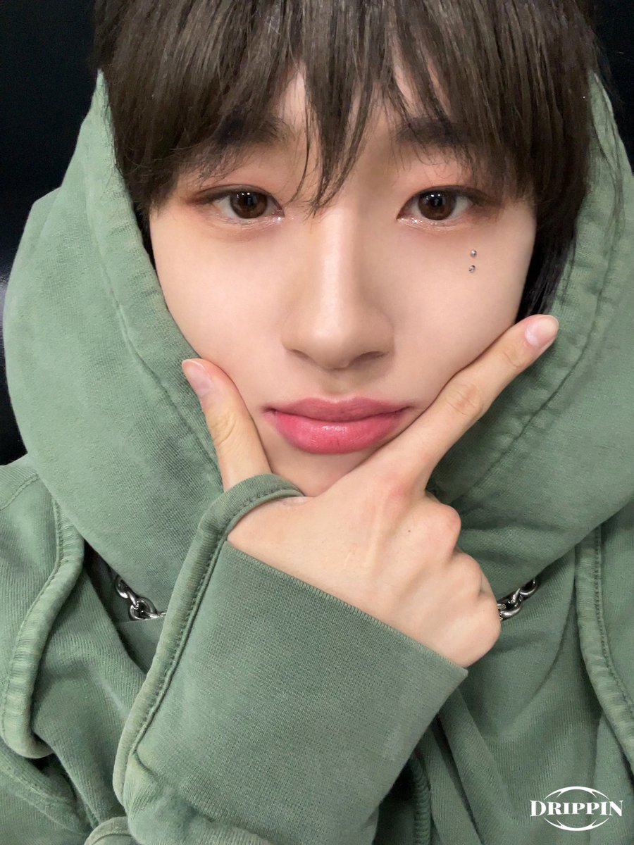 DRIPPIN's tweet photo. [📸] #해피민서데이 #MS_Zip

선물 같은🎁 드리밍을 위한
밍쉬🐱 생일 기념 미공개 셀카 ♡´･ᴗ･`♡

드리밍도 선물 같은 하루 보내요 💝

#드리핀 #DRIPPIN #김민서 #KIMMINSEO https://t.co/3QVcUfCB0V