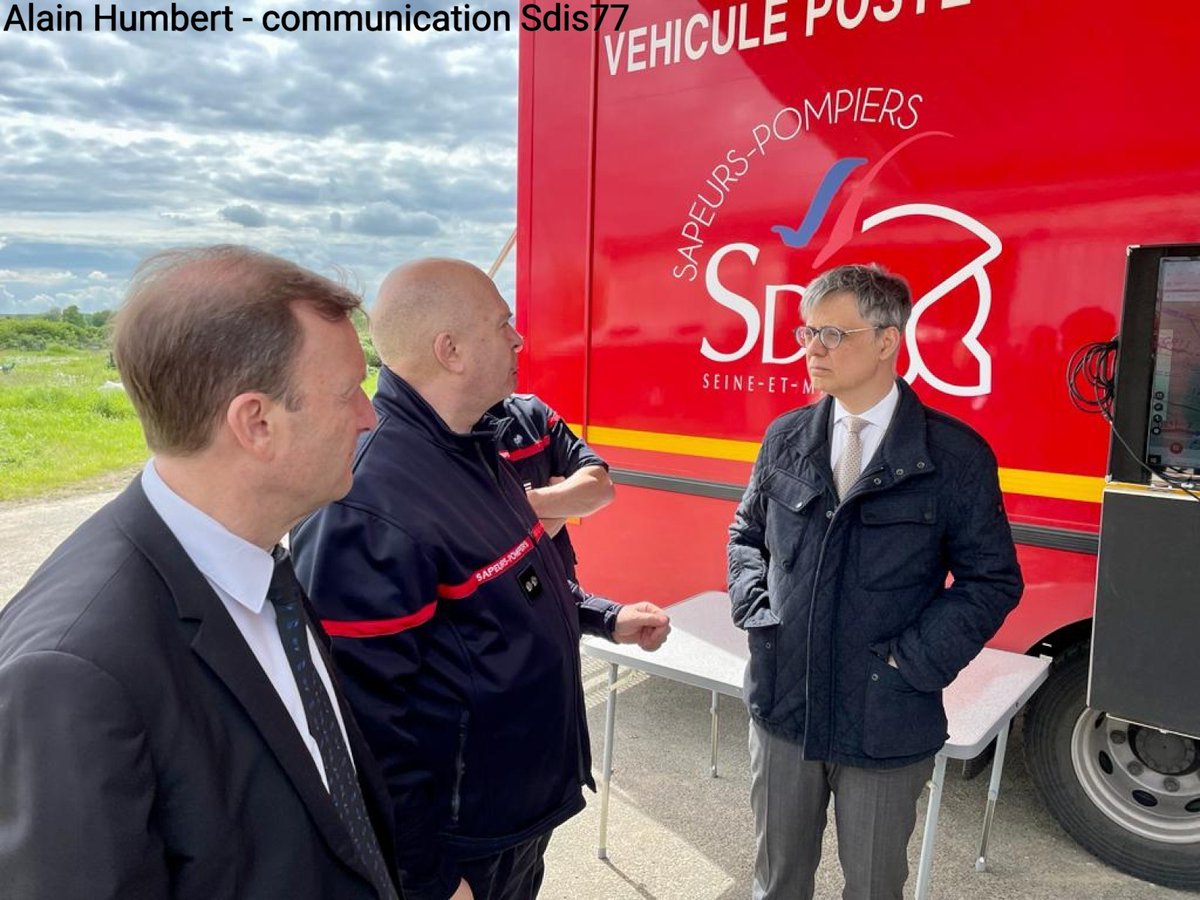 Sdis77's tweet photo. Lors des exercices terrains, Lionel Beffre, #Préfet de #SeineEtMarne a tenu à rencontrer les sapeurs-pompiers lors des manoeuvres de prévention des feux de #Forêts, accompagné du Contrôleur Général @BrunoMaestracci, directeur départemental du Sdis 77🧑‍🚒 https://t.co/exgYo1nSku