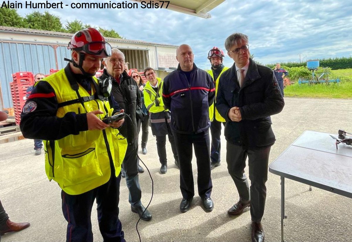 Sdis77's tweet photo. Lors des exercices terrains, Lionel Beffre, #Préfet de #SeineEtMarne a tenu à rencontrer les sapeurs-pompiers lors des manoeuvres de prévention des feux de #Forêts, accompagné du Contrôleur Général @BrunoMaestracci, directeur départemental du Sdis 77🧑‍🚒 https://t.co/exgYo1nSku
