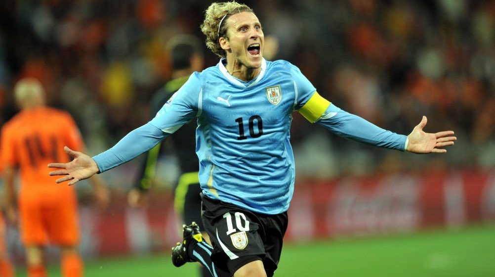 var_nu's tweet photo. Diego Forlan🇺🇾- Kitchee SC🇭🇰

7 matches 5 goals in Hong Kong Premier League 2018 https://t.co/MlykBAg3eG