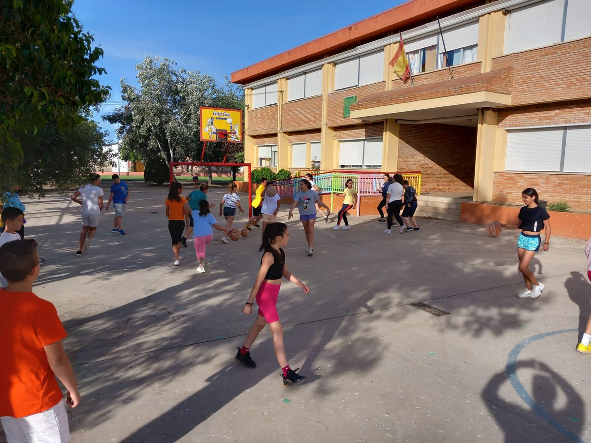 FExB's tweet photo. Ayer estuvimos en el CEIP Santa María del Prado, de La Roca de la Sierra, donde disfrutamos del Baloncesto con su alumnado de 3º, 4º, 5º y 6º en nuestro #PROADES.
Gracias a Susana por su recibimiento y por elegir esta nuestro deporte.
@DXTextremadura @JuntaEx_Cultura https://t.co/v2nTfgMB2m