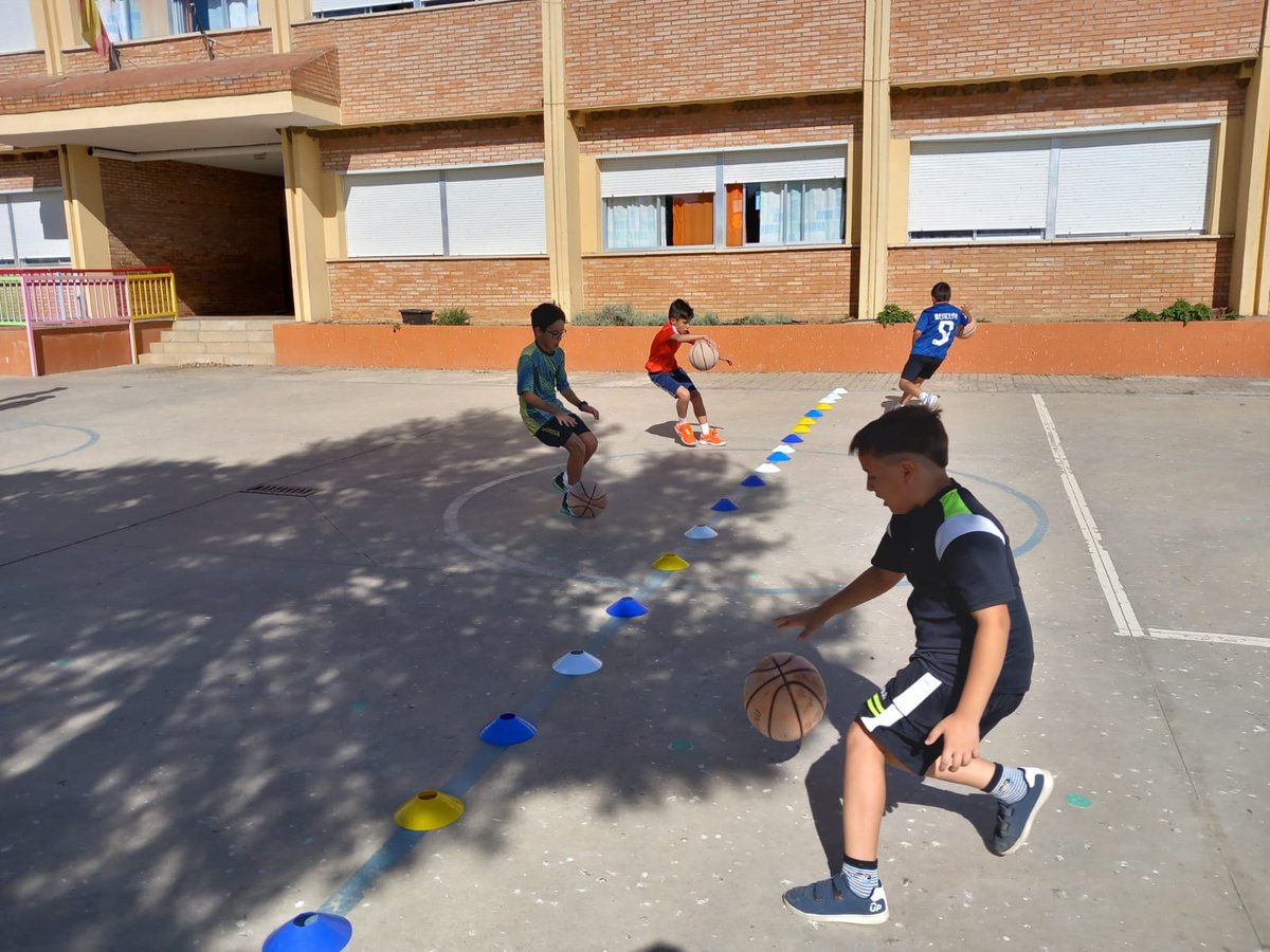 FExB's tweet photo. Ayer estuvimos en el CEIP Santa María del Prado, de La Roca de la Sierra, donde disfrutamos del Baloncesto con su alumnado de 3º, 4º, 5º y 6º en nuestro #PROADES.
Gracias a Susana por su recibimiento y por elegir esta nuestro deporte.
@DXTextremadura @JuntaEx_Cultura https://t.co/v2nTfgMB2m