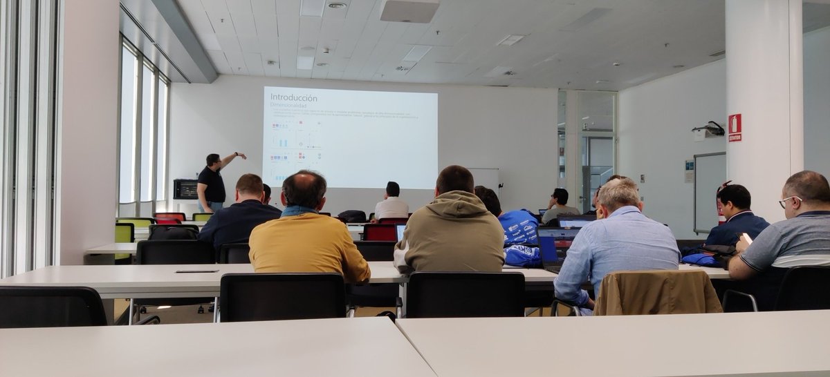 dzapic0's tweet photo. Viendo a @NavarroRoberto_ en @GlobalAzureES hablando de computación cuántica https://t.co/6bh2TLcoPv