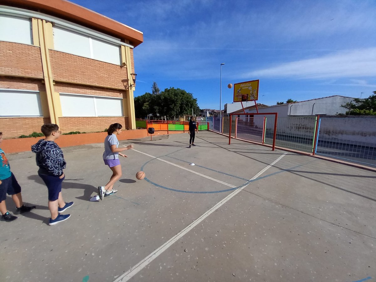 FExB's tweet photo. Ayer estuvimos en el CEIP Santa María del Prado, de La Roca de la Sierra, donde disfrutamos del Baloncesto con su alumnado de 3º, 4º, 5º y 6º en nuestro #PROADES.
Gracias a Susana por su recibimiento y por elegir esta nuestro deporte.
@DXTextremadura @JuntaEx_Cultura https://t.co/v2nTfgMB2m