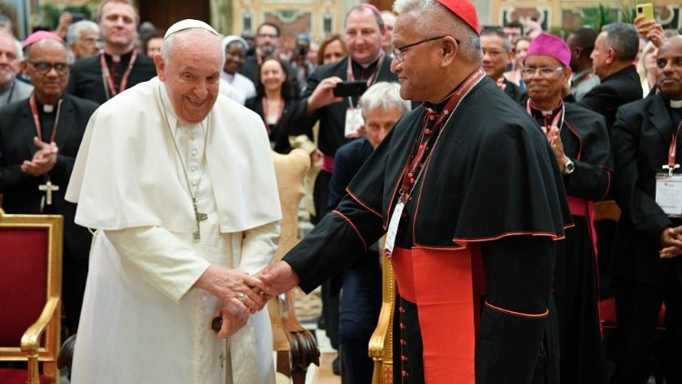 #PapaFrancesco a <a href="/iamCARITAS/">Caritas</a>: “È la #carità che ci fa essere. [...] Ci fa aprire gli occhi, ci permette di riconoscere nell’estraneo che incrociamo sul cammino il volto di un fratello, con un nome, una storia, un dramma a cui non possiamo rimanere indifferenti”.
ph.©Vatican Media