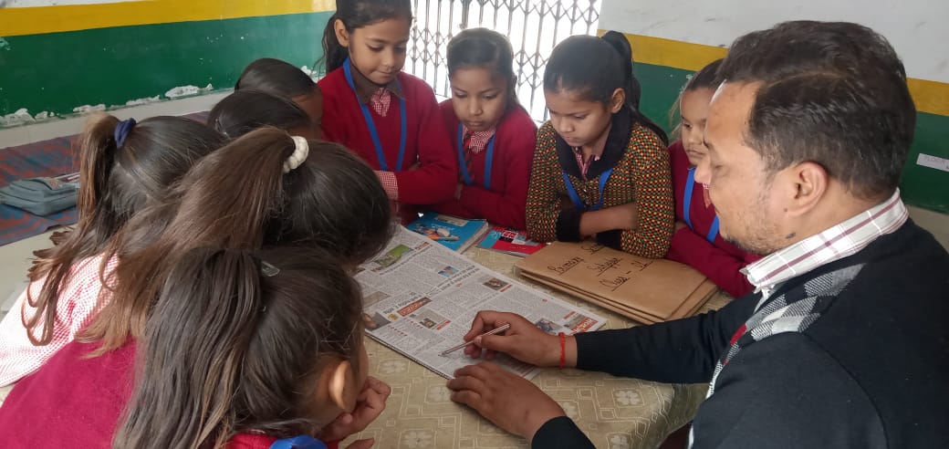 basicshiksha_up's tweet photo. 'आओं अखबार पढ़ें', 'कहानी सुनाओ', 'खेत खलिहान दें बेहतर ज्ञान' नवाचारों से सीतापुर के प्रा0वि0 सहजापुर महोली के शिक्षक अभिषेक कुमार शुक्ल बच्चों का भविष्य बेहतर बना रहे है। विद्यालय निपुण हो चुका है।
#उत्तर_प्रदेश_निपुण_प्रदेश 
@UPGovt @CMOfficeUP @thisissanjubjp @BsaSitapur https://t.co/L1uxE971Jx